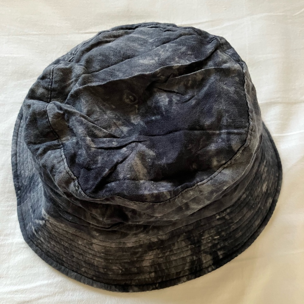 Small bucket hat